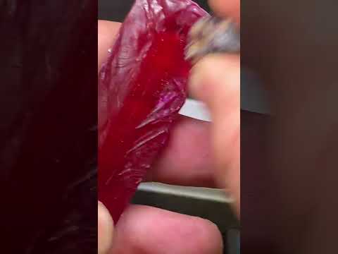 Foi cavar um poço artesiano e achou um rubi ?