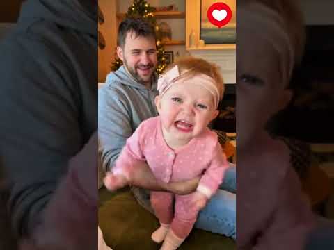 Ela não aceita que a brincadeira com o papai acabe! 😂😴