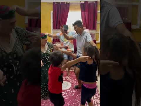 فرحتها تسوى دنيا كلها 😍❤️