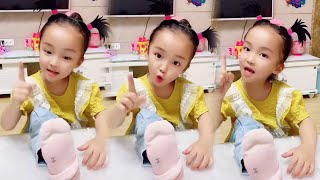 Bé nhà mình có sở thích 'thơm tho' riêng - ngửi tất đã dùng rồi!