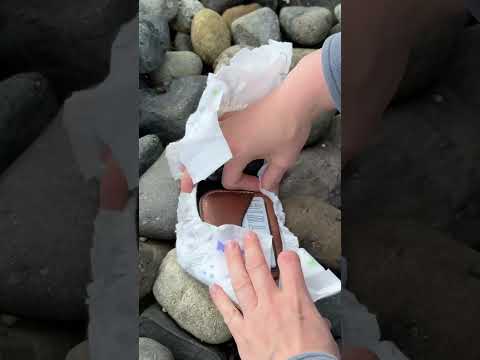 Best beach hack for parents 🏖️ Hide valuables in diapers 👏 #momhack #parentingtips #hack #hacks