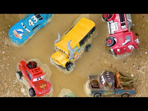 동굴 소리와 호기심 많은 디즈니 자동차 | 모래에 묻힌 디즈니 자동차 이야기