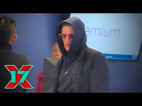 Matt Smith Brushes Off Fans At LAX, Refuses To Sign Autographs