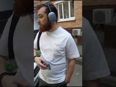 Не дает проехать, ждет пока назад сдаст