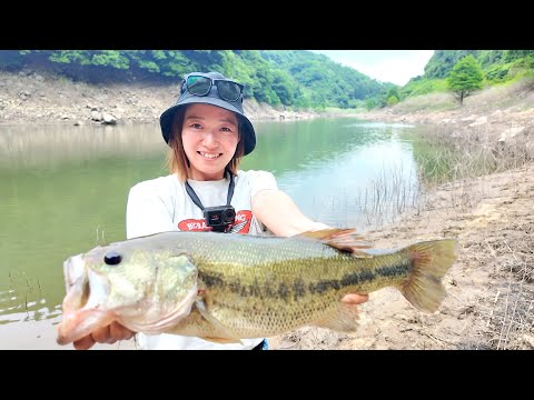 怯えながらデカバス釣る女w
