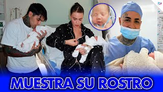 Cintia Cossio muestra el rostro de su hijo con Jhoan Lopez.