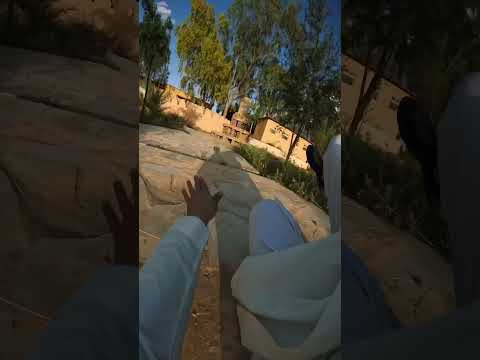 قفز على السيارة وهي تمشي عشان يصير اول واحد 😨🇸🇦!