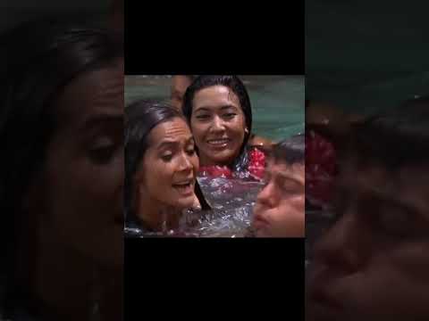 رجل يقع في عالم تحكمه نساء