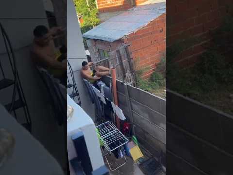 SE CAE AL ESCAPAR DE LA POLICIA
