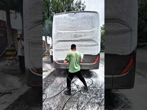 "Tío vs Limpieza del Autobús Escolar 🤣🚌💦✨"