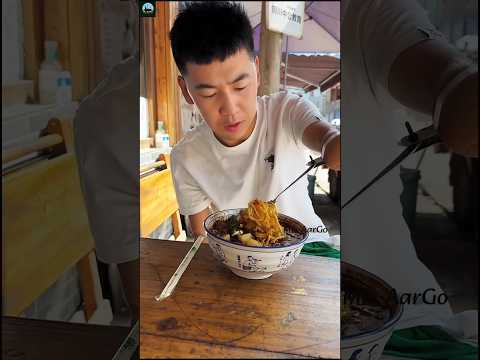 A boy who lost his hands eating without the help of someone else 🤔👈