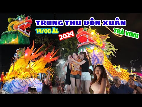 Vui nhộn cảnh rước đèn Trung Thu khổng lồ tại Đôn Xuân (Trà Vinh) vào đêm 14/07 ÂL 2024