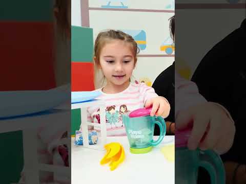 🍌Mini Mutfak 🍌- Suzi ve Sofia ile muzlu süt yapıyoruz! #oyunvideolari #annekız #mutfakoyunu