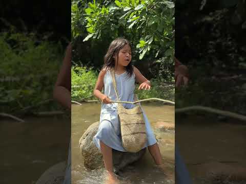 Niña desobedece y se va hacia el rio