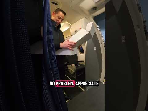 I made a paper airplane E175 for United Express pilots! Template by Everton Ribeiro, link in bio.