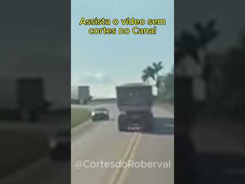Caminhoneiro imprudente causa momentos de tensão na estrada! #Caminhoneiro #Flagrante #Estrada