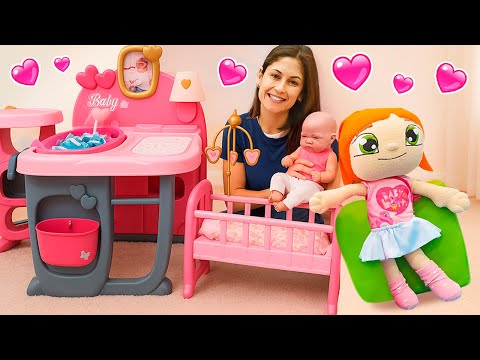 Ayşe, Lili ve Ela için bebek seti getiriyor! Ela’yı besleyelim, yıkayalım ve uyutalım! Kız oyunları.