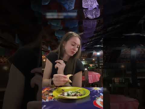 Extranjera Comiendo Tacos Mexicanos
