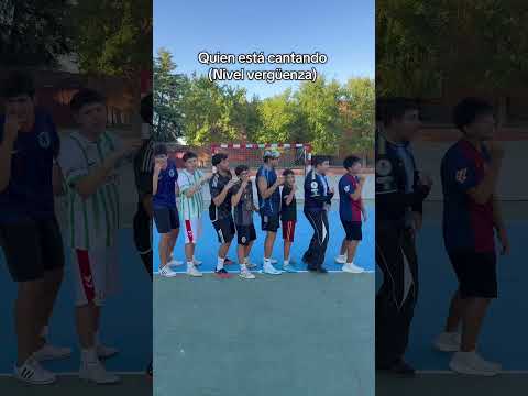 Quien está cantando 🤣 (no hagáis fotos)