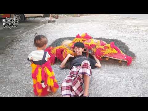 Atraksi Angkat Reog Ponorogo dengan Gigi bersama Bocil Hanum