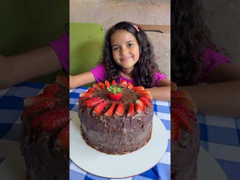 Débora fez bolo de chocolate com morango ♥️♥️