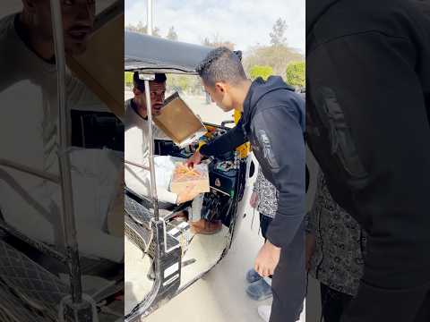بيوزع بلح في نهار رمضان 😳