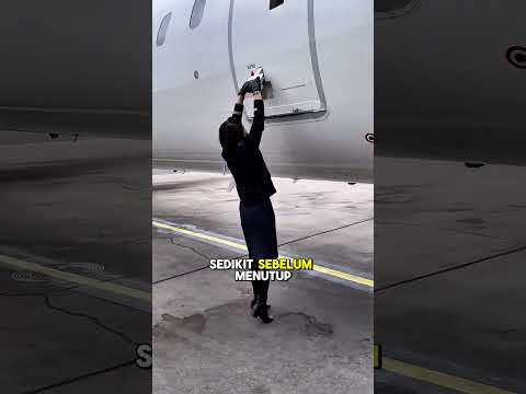 Pintu Pesawat Susah Dibuka oleh Pramugari 😅