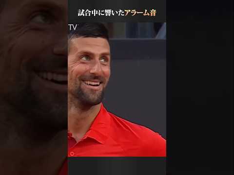 テニスの試合中に鳴り響いたアラームに観客から笑いが起こった