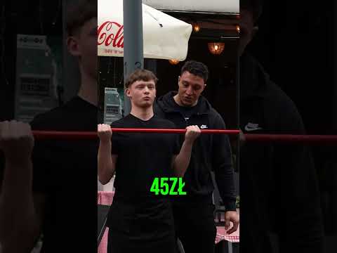 MŁODY KELNER POMPUJE BICEPS PRZED RESTAURACJĄ