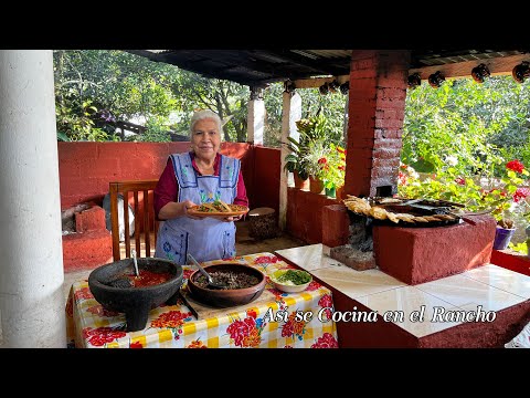 En El Rancho Nos Gustan Mucho Así Doraditas Quesadillas de Bistec y Salsa de Guajillo