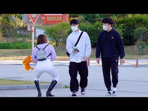 대놓고 방귀뀐다면 시민들 반응은?ㅋㅋㅋ(방귀몰카 레전드 모음집)