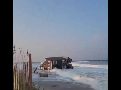 Una casa frente a la playa se desplomó en el Atlántico debido a los efectos del Huracán Ernesto