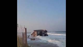 Una casa frente a la playa se desplomó en el Atlántico debido a los efectos del Huracán Ernesto