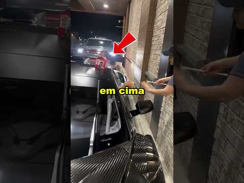 ELE NÃO CONSEGUE PEGAR O PEDIDO PELA JANELA DO CARRO! 😅 #shorts #curiosidades