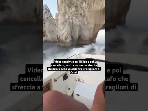 #Motoscafo che sfreccia a tutta velocità tra i #Faraglioni di #Capri