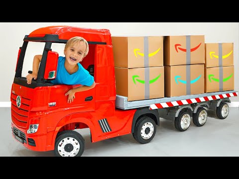 Крис играет и катается на игрушечном грузовике