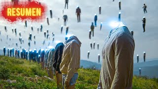 Al Morir, Los Humanos Son Teletransportados A Una Tierra Alternativa Y Obligados A Cazar Alienígenas