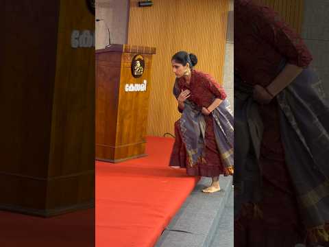 പ്രോഗ്രാമിനായി സ്റ്റേജിൽ കയറുന്നതിനു മുന്നേ അഖില ചെയ്തത് കണ്ടോ ❤️ #akhila #trending #shortsvideo