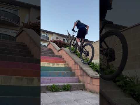 Jordi siempre dispuesto a echar una mano.๐
#mtb #bike #talented_kids #vtt #btt #mtblife #bikelife