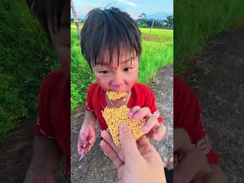 Sơn Soái phát xúc xích cho trẻ trâu hài hước ! #shorts