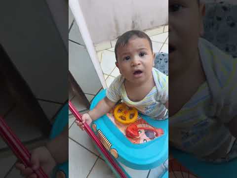 Colocou o Heitor para limpar a casa 
