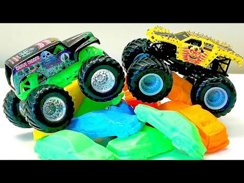 MONSTER JAM | GRAVE DIGGER vs MAX-D | MONSTER TRUCK SMASH & CRASH