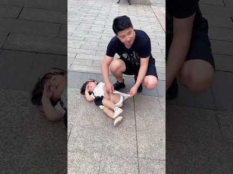 早说了女孩子不好惹,偏不听!现在好了,蹲那儿慢慢哄吧😂 #人类幼崽成长计划 #父女日常