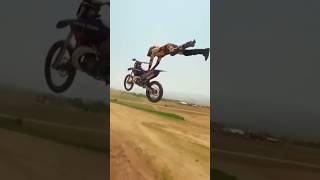 Сумасшедший прыжок на мотоцикле 🔥