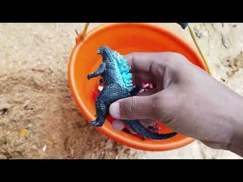Tolongg....!! Menemukan Kuburan Mainan Boboiboy Yang Diserang Godzila...!!!