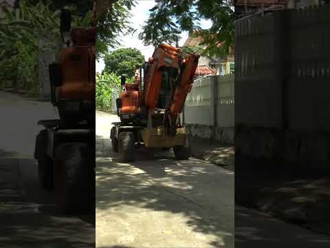 Xe Máy Xúc Nhỏ Nối Đuôi Nhau Di Chuyển