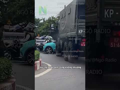 Xe chở pháo anh cũng không nhường