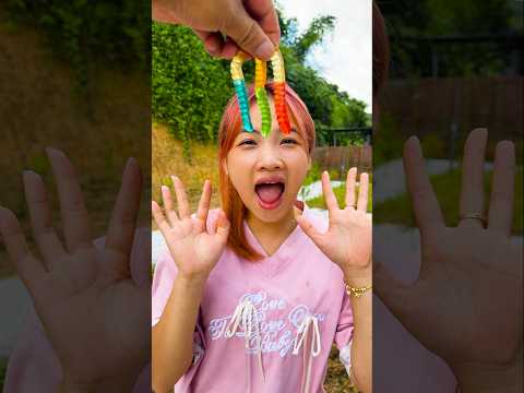 Người mẹ tốt bụng So cute - thử thách nhắm mắt ăn kẹo con giun sẽ ra sao?🍦 🍉👀😝🤪 #shorts