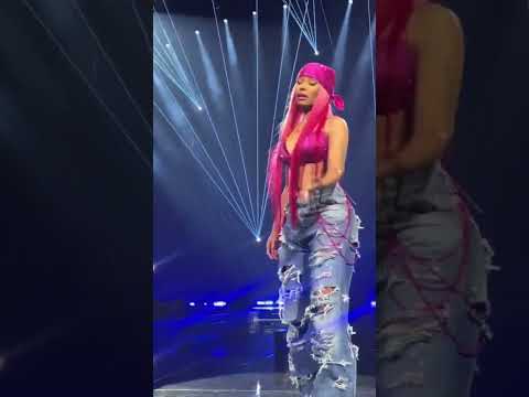 The moment Nicki Minaj gave a fan her mic 🎤 to sing along😂 #shorts #nickiminaj #vdjcolloh