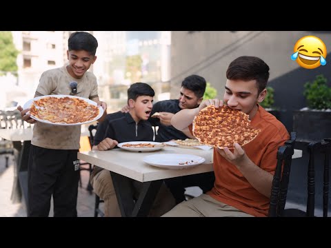 أصدقائك الي نايمين براسك بلمطاعم 😂 #تحشيش